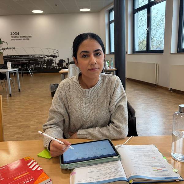 Schülerin Bareen Youssef lernt für ihre Prüfungen.
