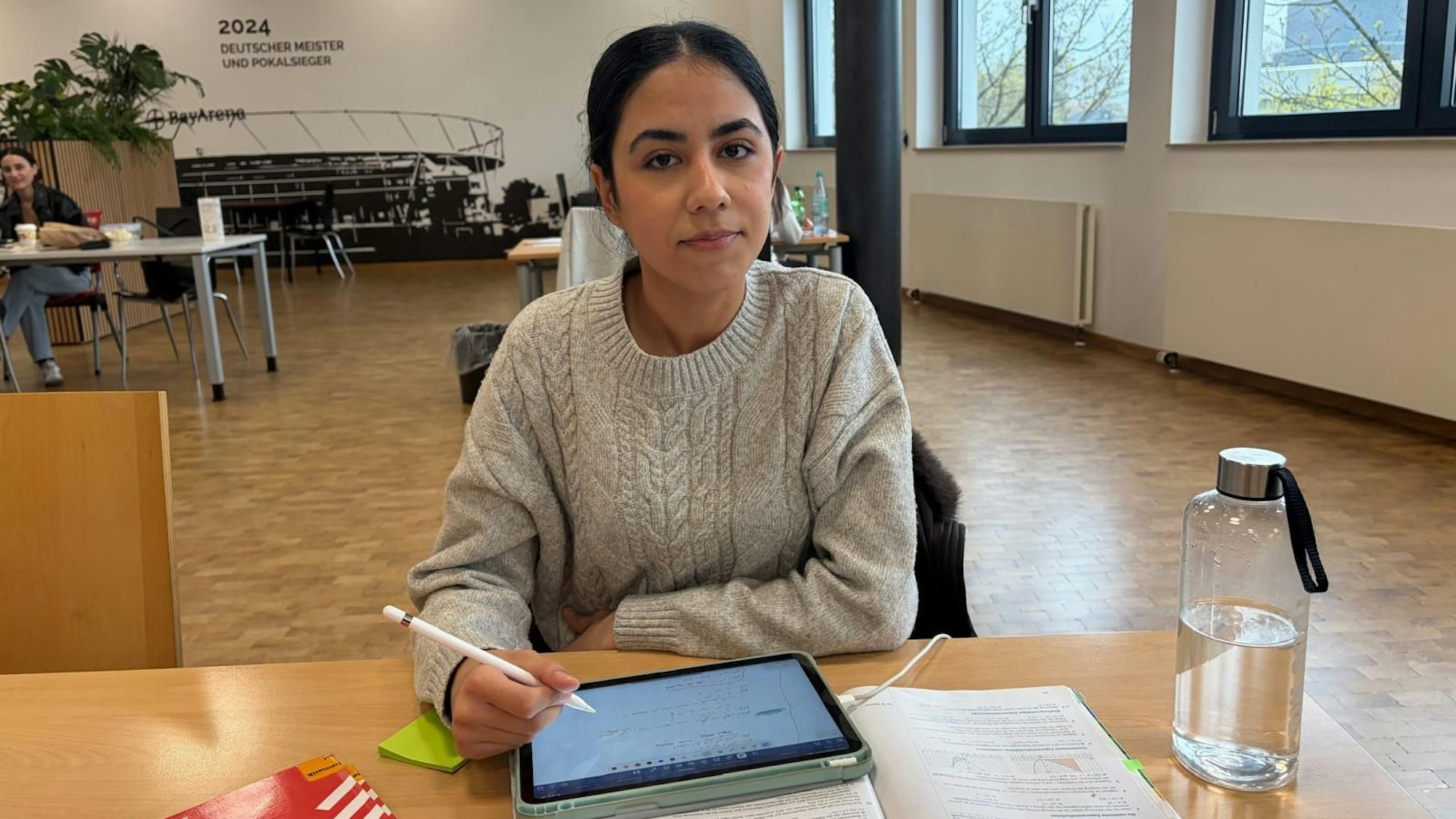 Schülerin Bareen Youssef lernt für ihre Prüfungen.