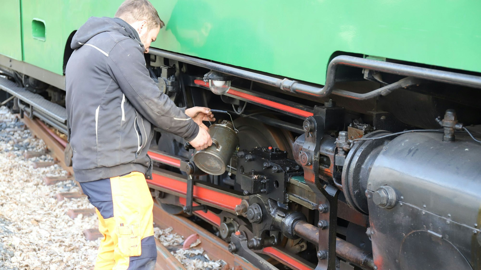 Michael Steidle, Vorsitzender des Museumsvereins, ölt die Spurstangen der Rangierlok.