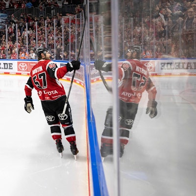 Brady Austin jubelt mit den Fans.