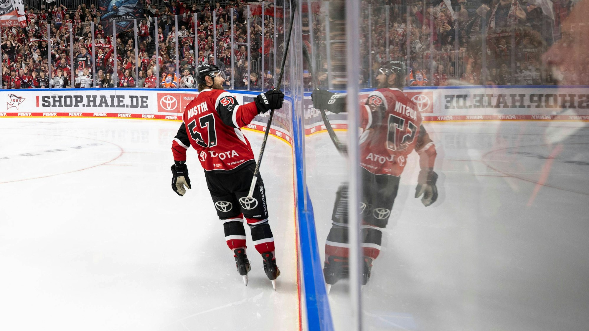 Brady Austin jubelt mit den Fans.