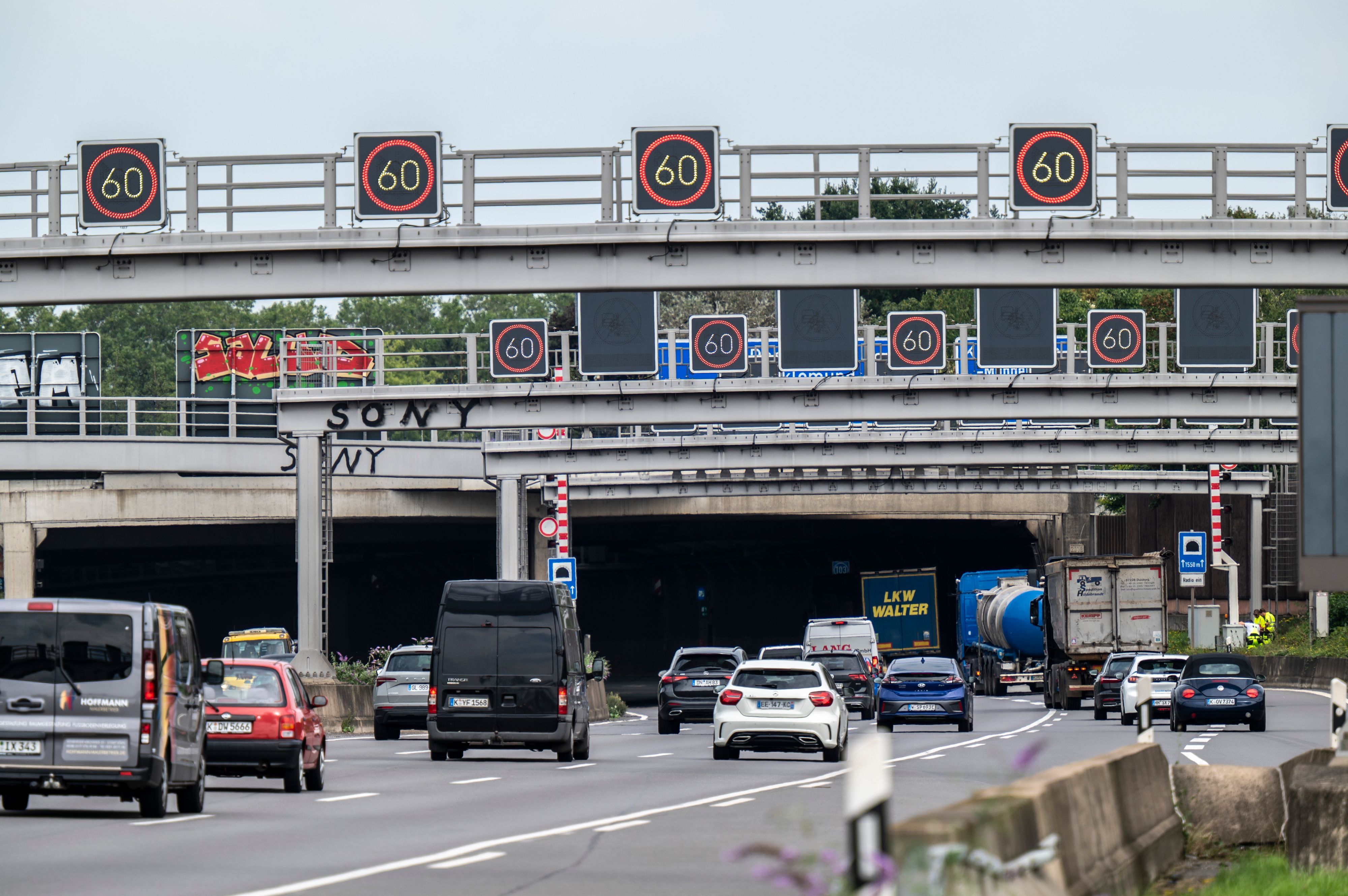 Kurz vor dem Autobahntunnel Lövenich hat sich am Mittwoch ein Unfall ereignet. (Archivbild)