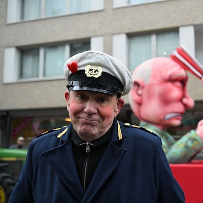 Jacques Tilly, Wagenbauer, steht im Februar dieses Jahres vor dem Mottowagen auf dem Putin die Düsseldorfer Karnevalsfigur Hoppeditz aufspießt.