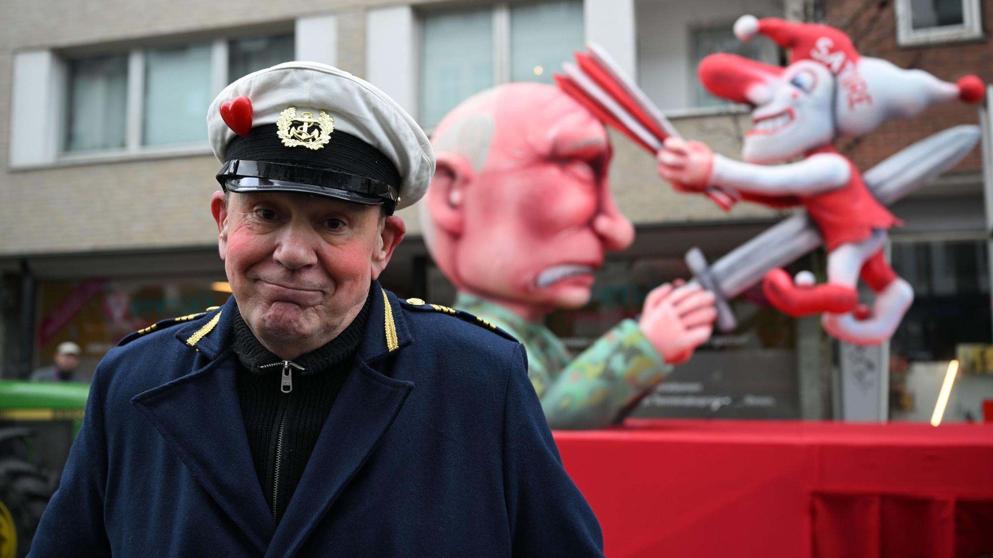 Jacques Tilly, Wagenbauer, steht im Februar dieses Jahres vor dem Mottowagen auf dem Putin die Düsseldorfer Karnevalsfigur Hoppeditz aufspießt.