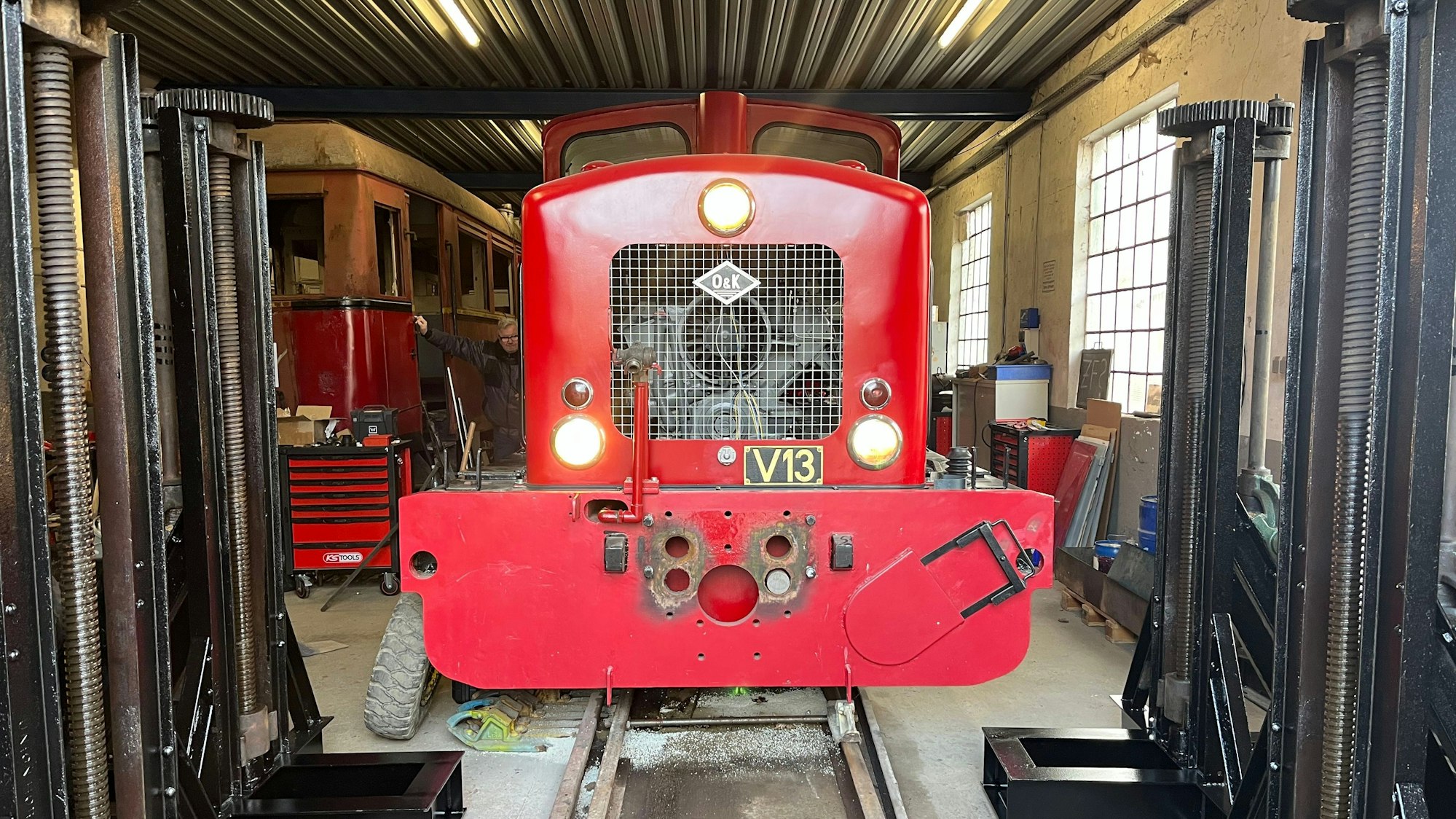 Die V 13 von Orenstein & Koppel ist nach der Wiederinstandsetzung an Silvester 2024/25 erstmals wieder gefahren, auf einem so genannten fliegenden Gleis.