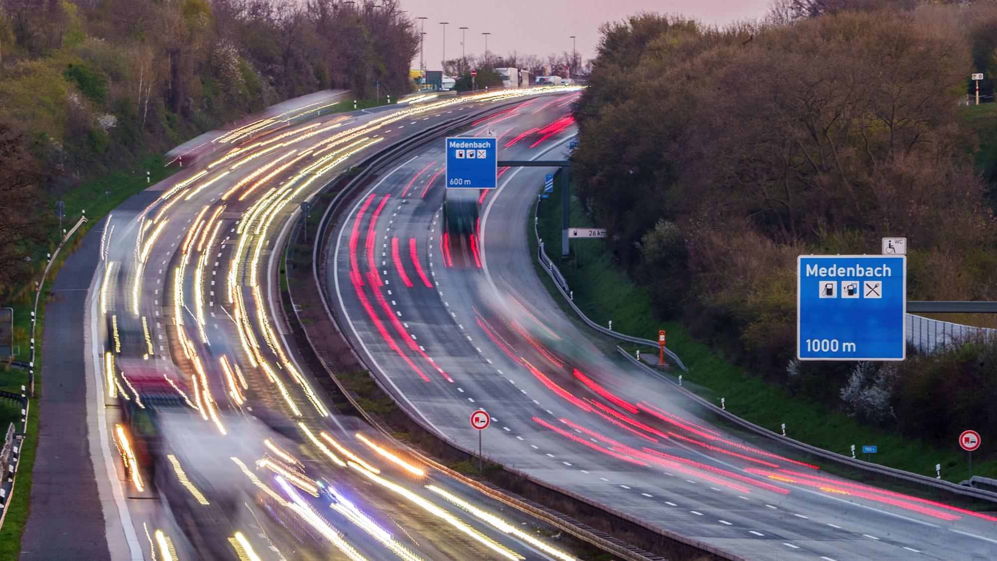 Autos sind auf der A3 in den Morgenstunden unterwegs. (Archivbild)