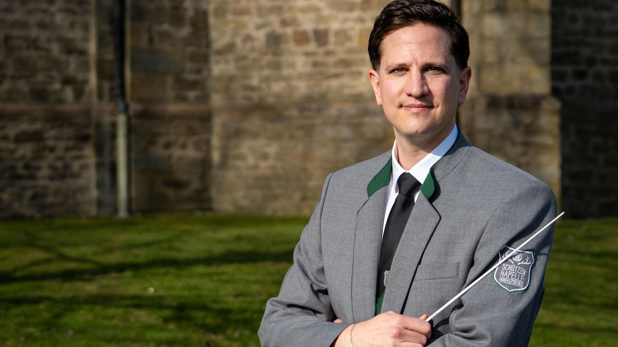 Das Foto zeigt Philipp Schopp, den Dirigenten der Schützenkapelle Kreuzberg.