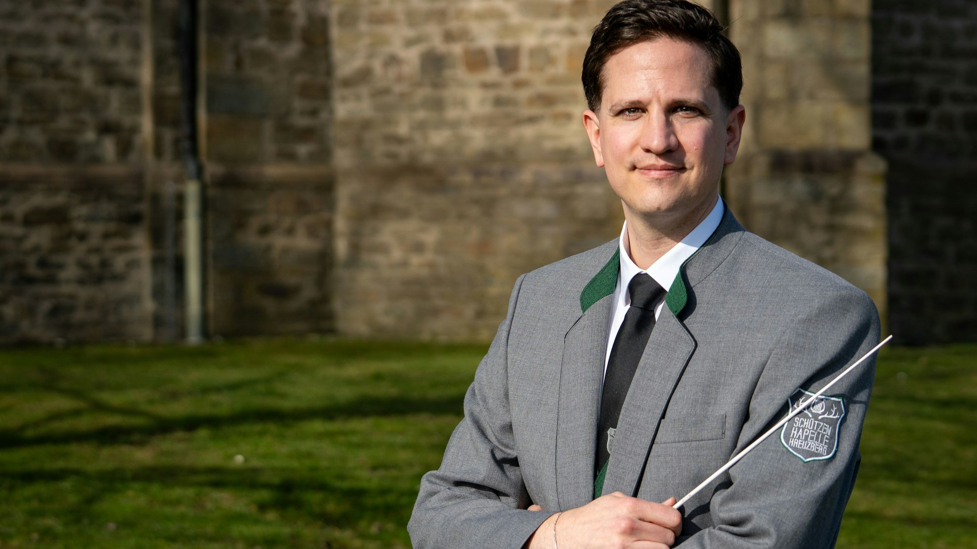 Das Foto zeigt Philipp Schopp, den Dirigenten der Schützenkapelle Kreuzberg.