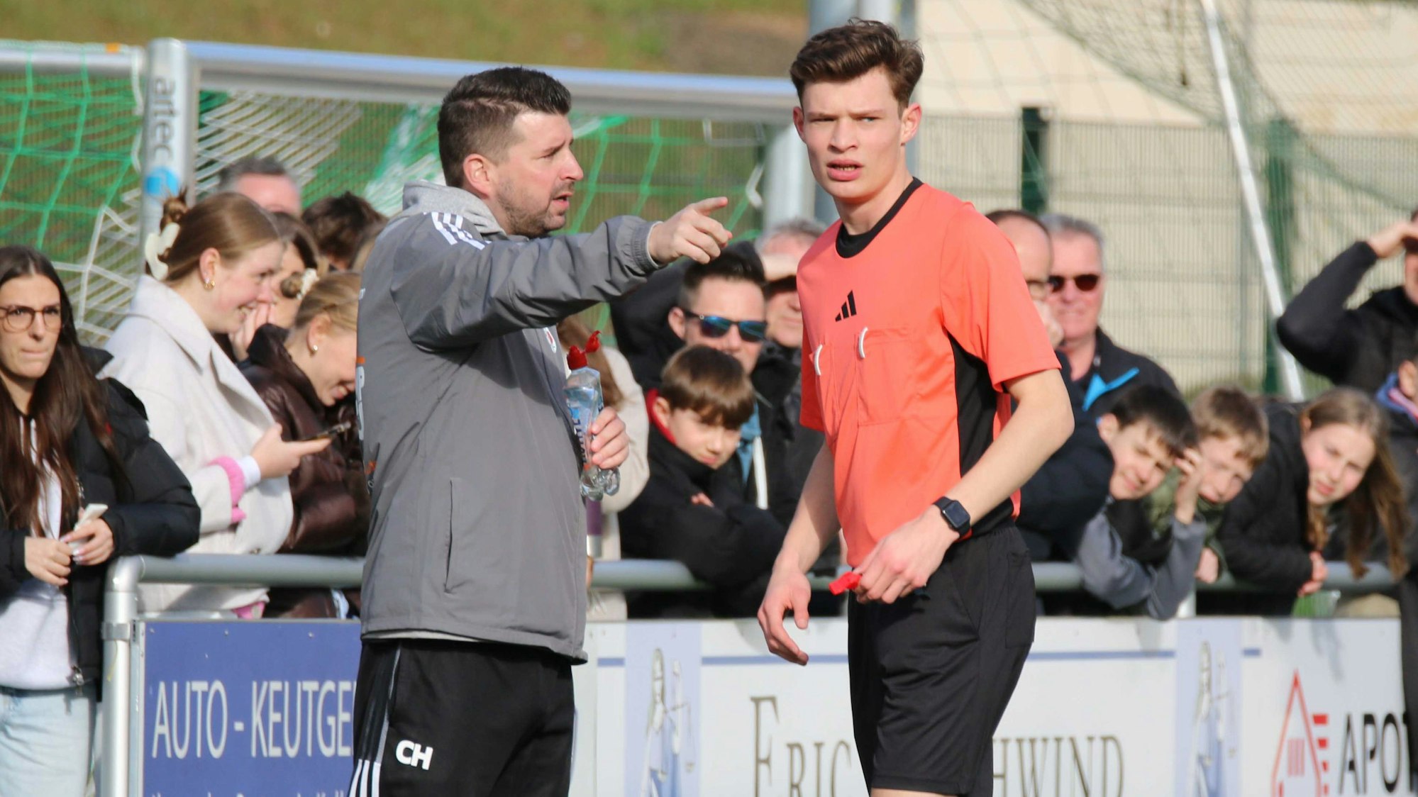 Trainer Christian Hammes zeigt mit dem Finger in eine Richtung, Arne Lichtenhagen schaut, was er meinen könnte.