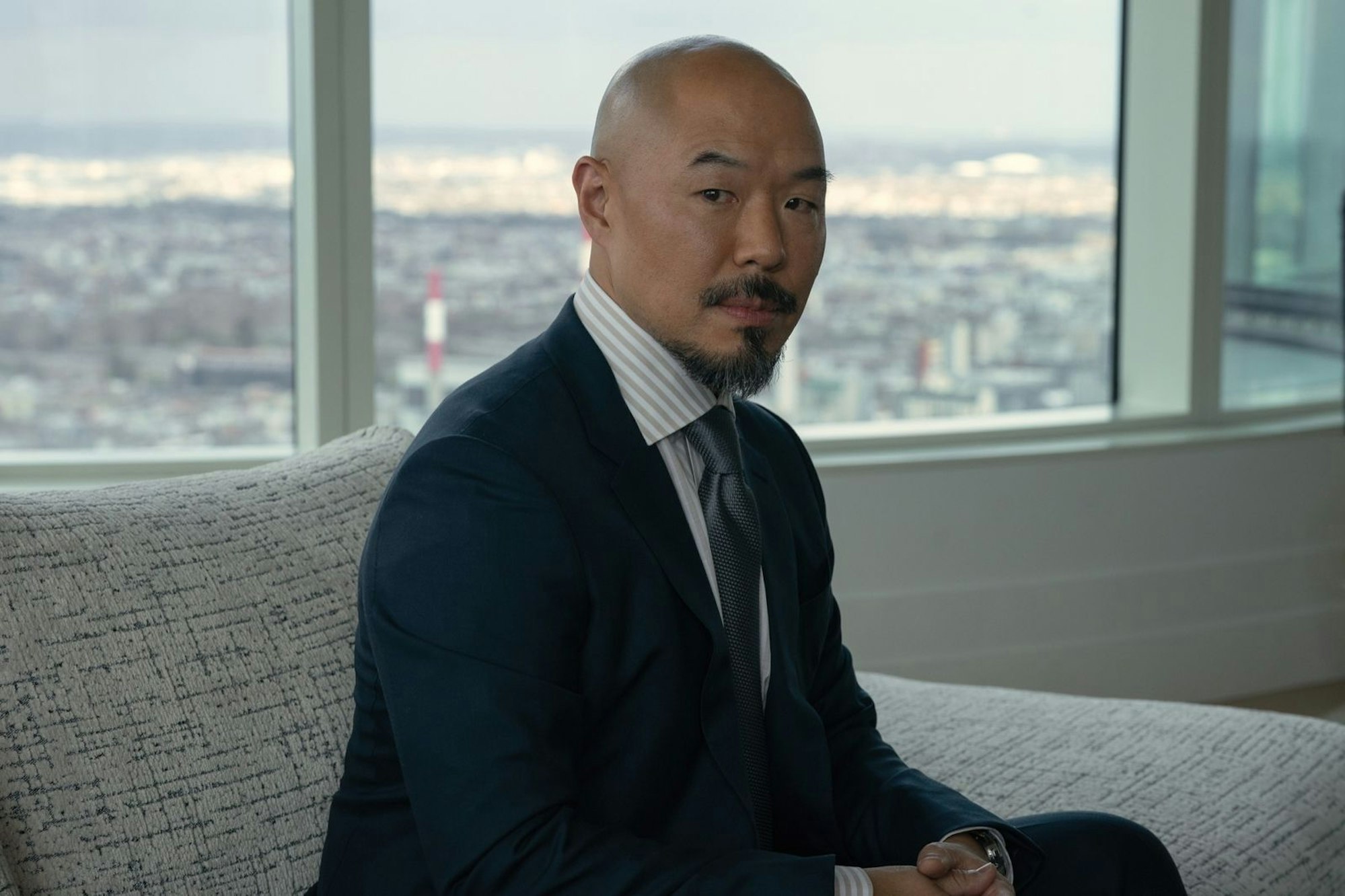 Coops bester Freund Barney Choi (Hoon Lee) kommt ihm auf die Schliche und ist nicht erfreut. (Bild: Apple TV / Jon Pack)