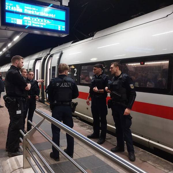 Am Bahnhof in Siegburg lief am Donnerstagabend ein Einsatz der Bundespolizei. Ein ICE musste angehalten werden.