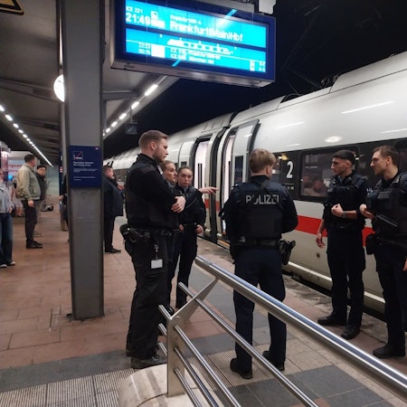 Am Bahnhof in Siegburg lief am Donnerstagabend ein Einsatz der Bundespolizei. Ein ICE musste angehalten werden.