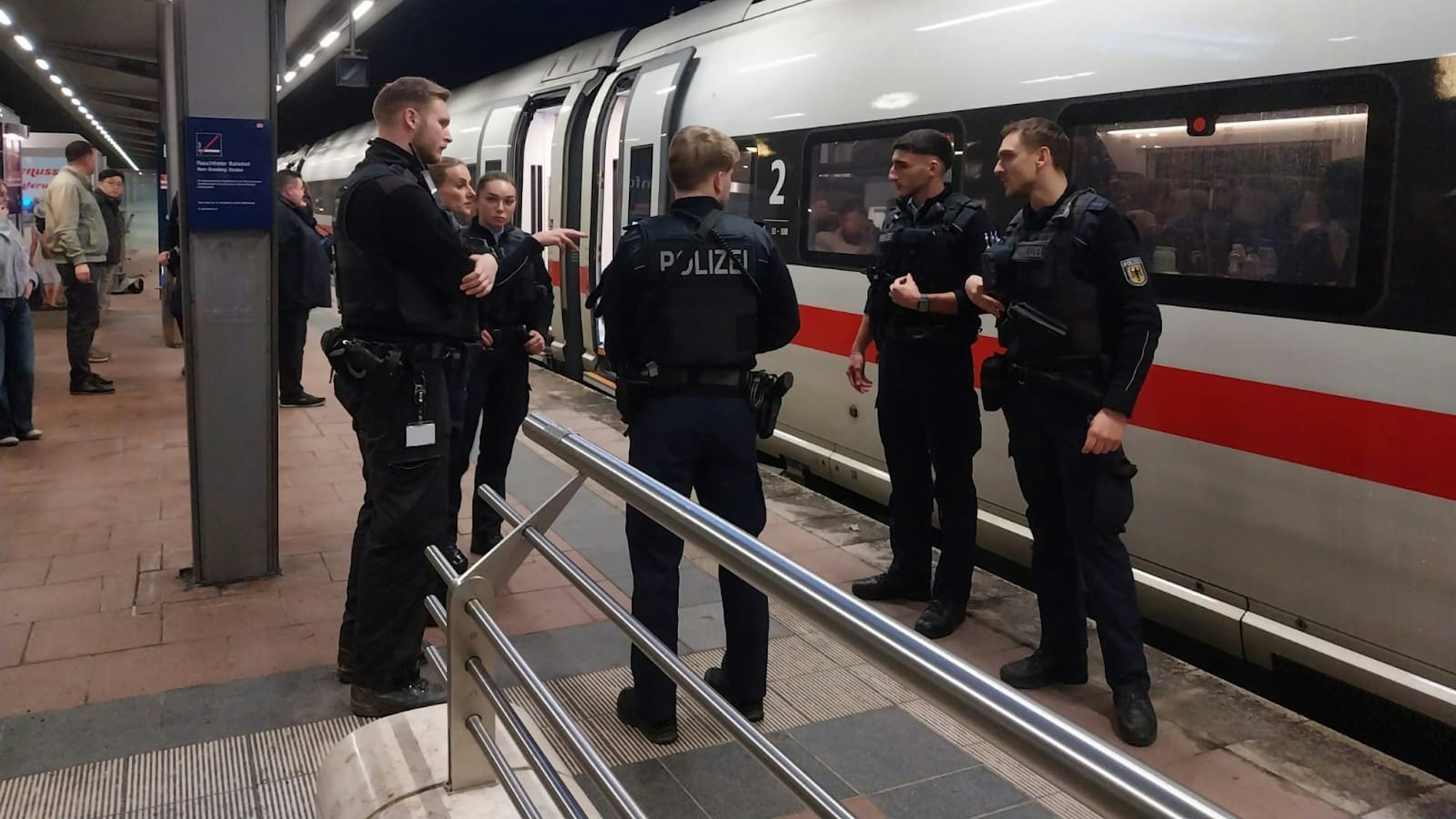 Am Bahnhof in Siegburg lief am Donnerstagabend ein Einsatz der Bundespolizei. Ein ICE musste angehalten werden.