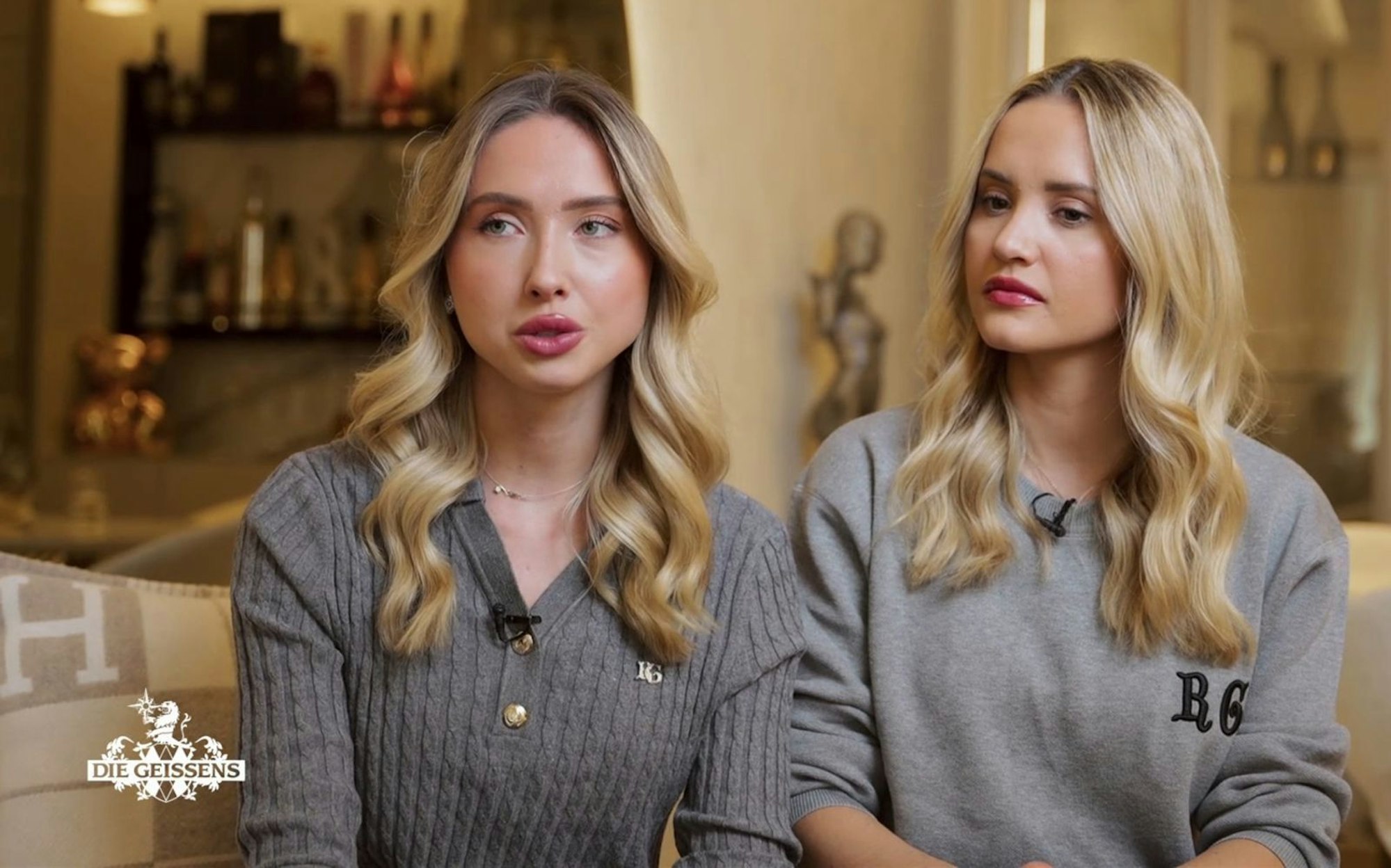 Müssen sich eine Standpauke von ihrer Mutter anhören: Shania und Davina Geiss. (Bild: RTLZWEI)