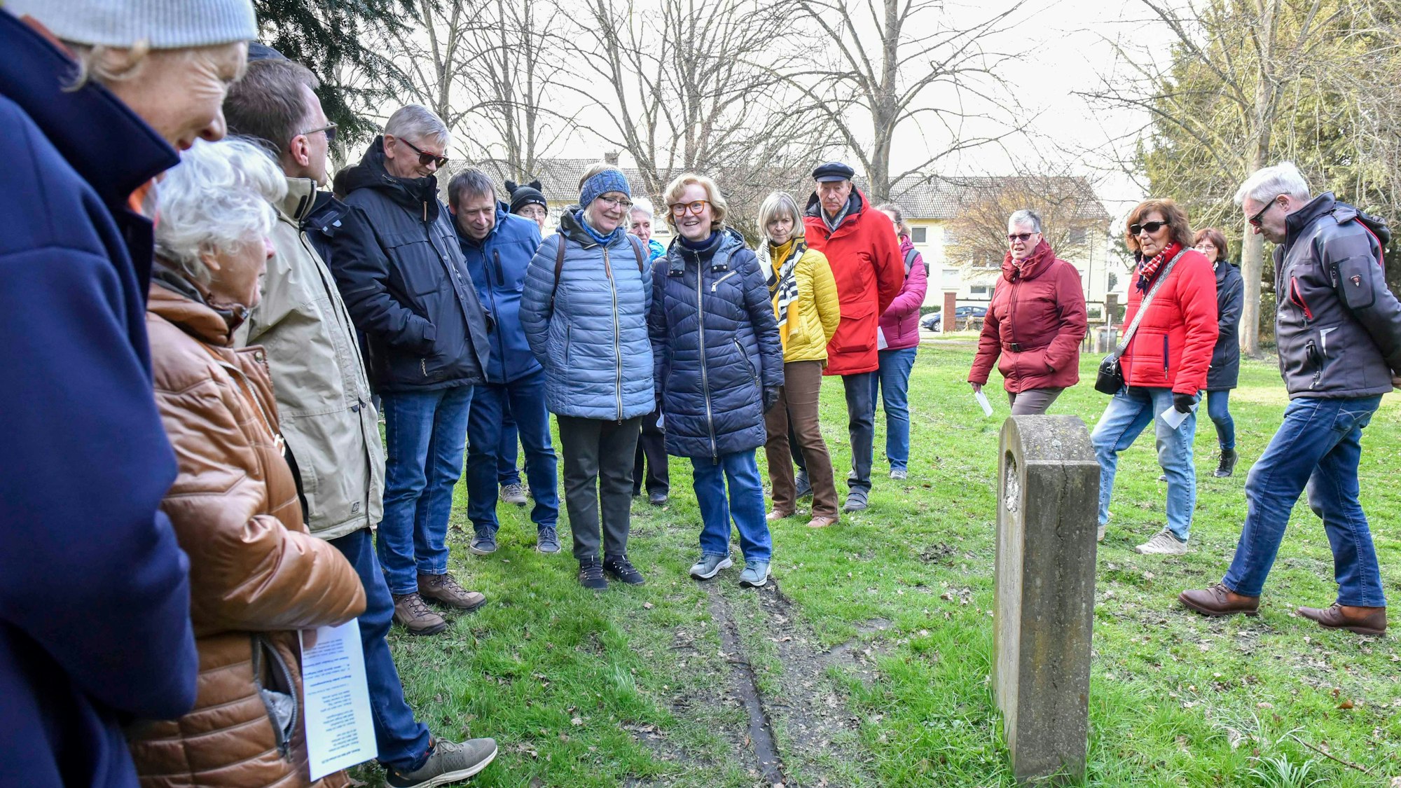 Vom Treffpunkt an der Kirche führte Bernd Gellert die Gruppe zum Kriegerdenkmal und dem anliegenden Friedhof an der Dionysius Pfarrkirche.