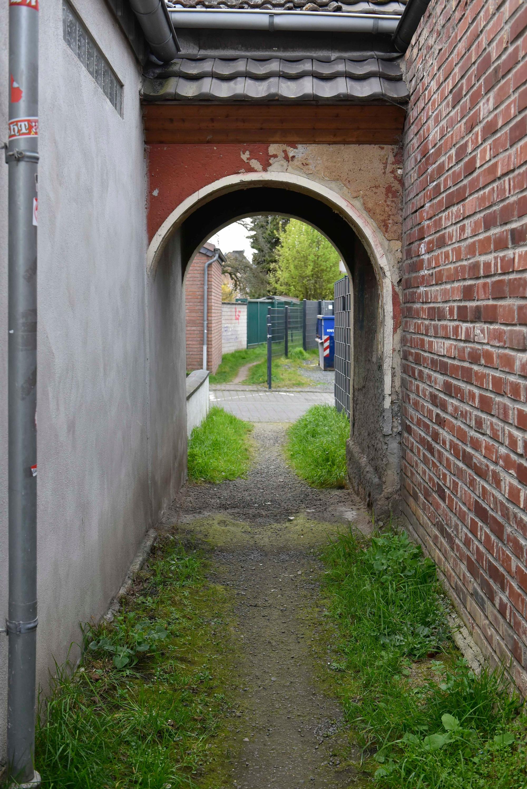 Durch schmale Durchgänge und enge Gassen führte der Weg durch Gleuel.