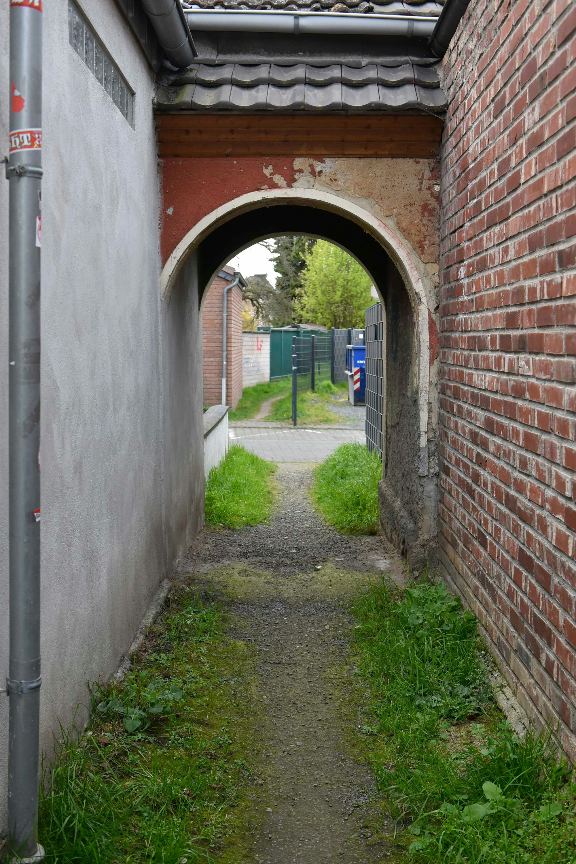 Durch schmale Durchgänge und enge Gassen führte der Weg durch Gleuel.