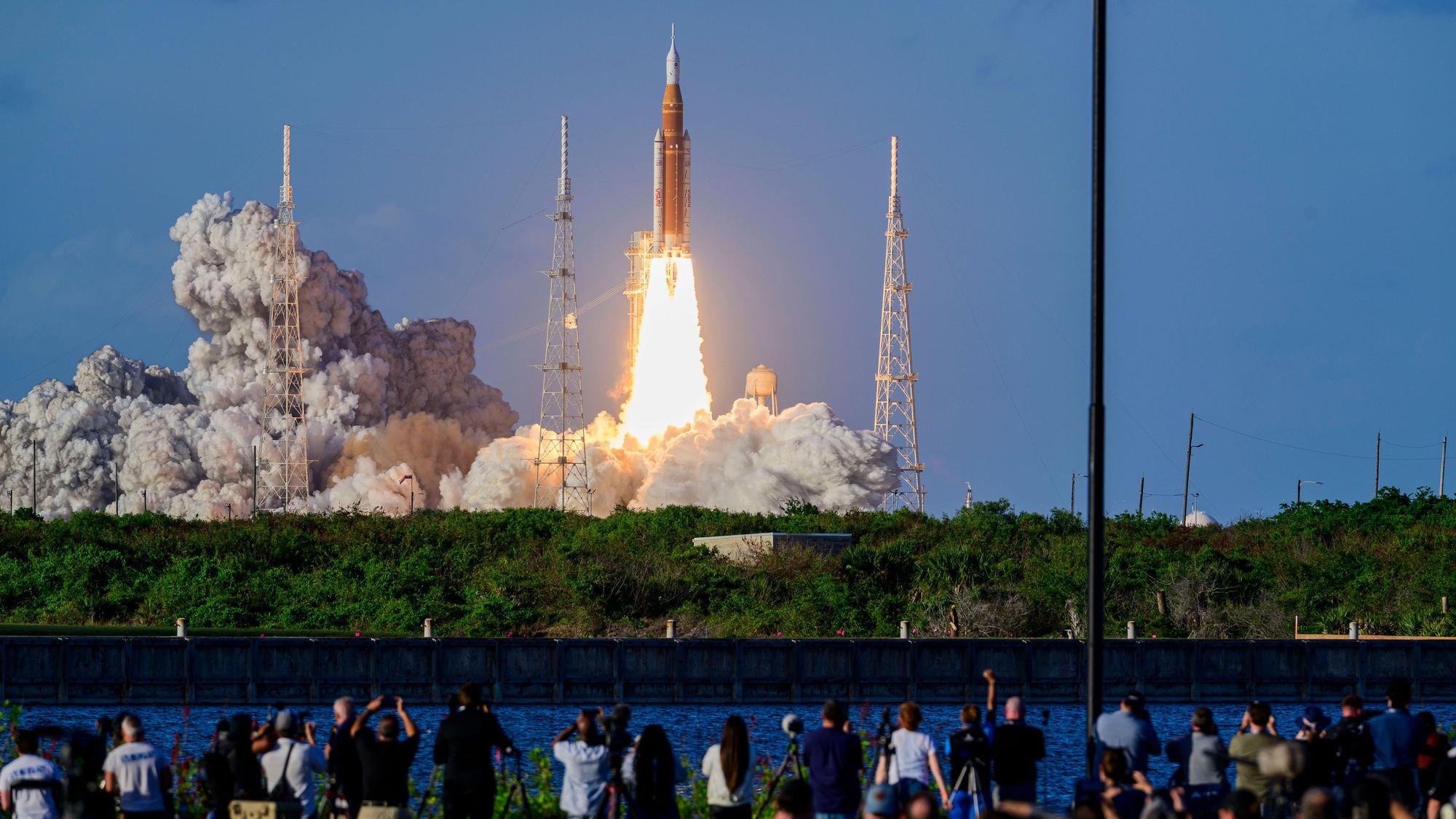 Die Artemis II-Mondrakete der NASA hebt von der Startrampe 39-B des Kennedy Space Center in Cape Canaveral, Florida, ab.