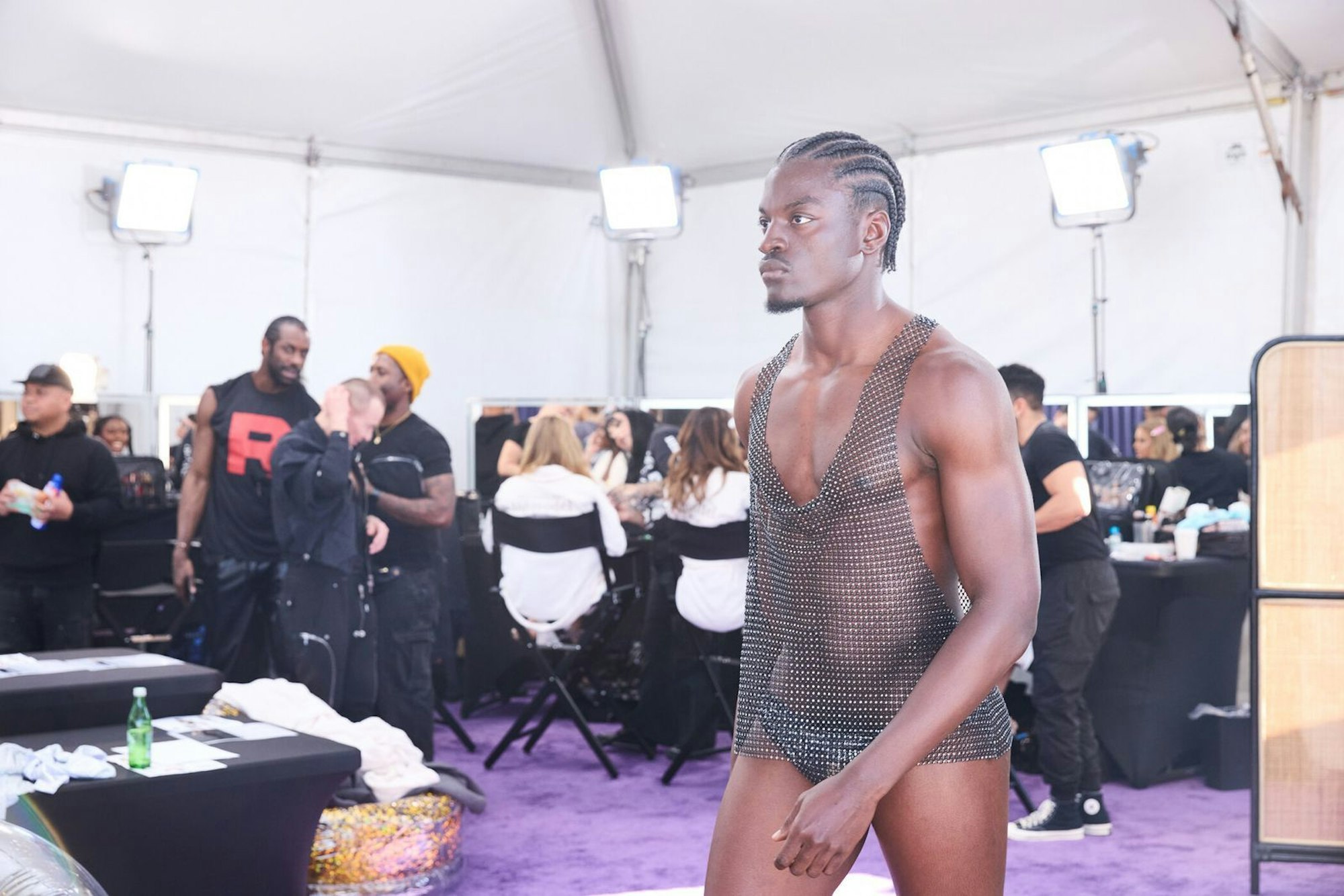 Ibo und die anderen Models präsentieren knappe Bademode. (Bild: ProSieben/Max Montgomery)