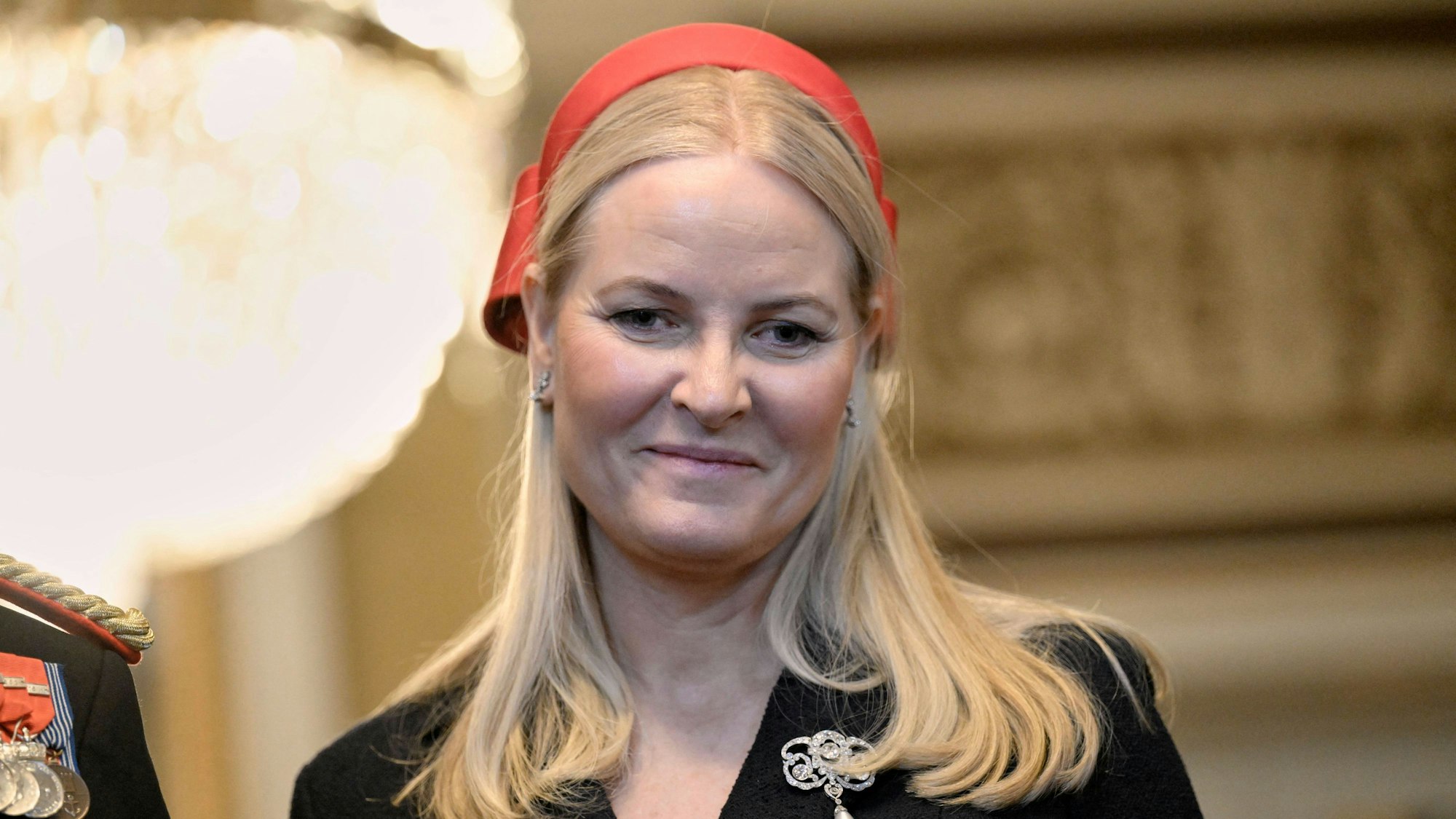 Mette-Marit lächelt.