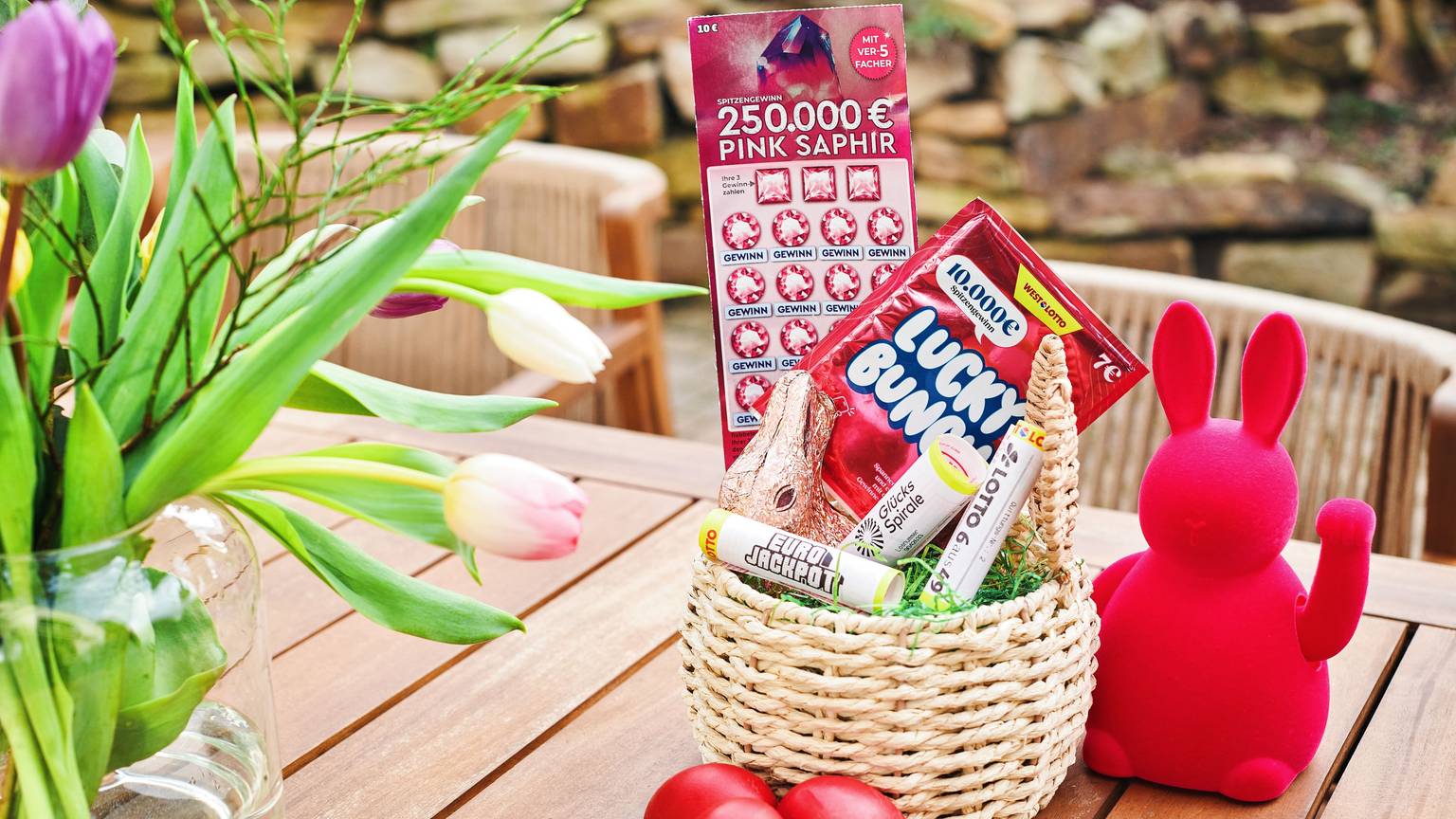 Für neue Chancen kann man auch beim Eiersuchen sorgen, denn im Osterkörbchen ist Platz für viel Glück: Zum Beispiel mit Spielquittungen für LOTTO 6aus49, Eurojackpot oder die GlücksSpirale. Ebenfalls passend: Rubbellose wie „Pink Saphir“ oder „Lucky Bunch“.