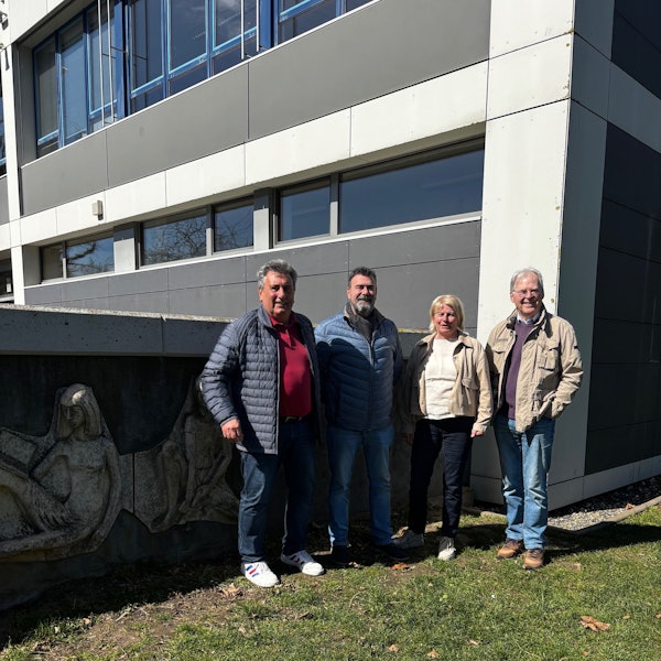 Das Foto zeigt vier Personen, die nebeneinander stehen.