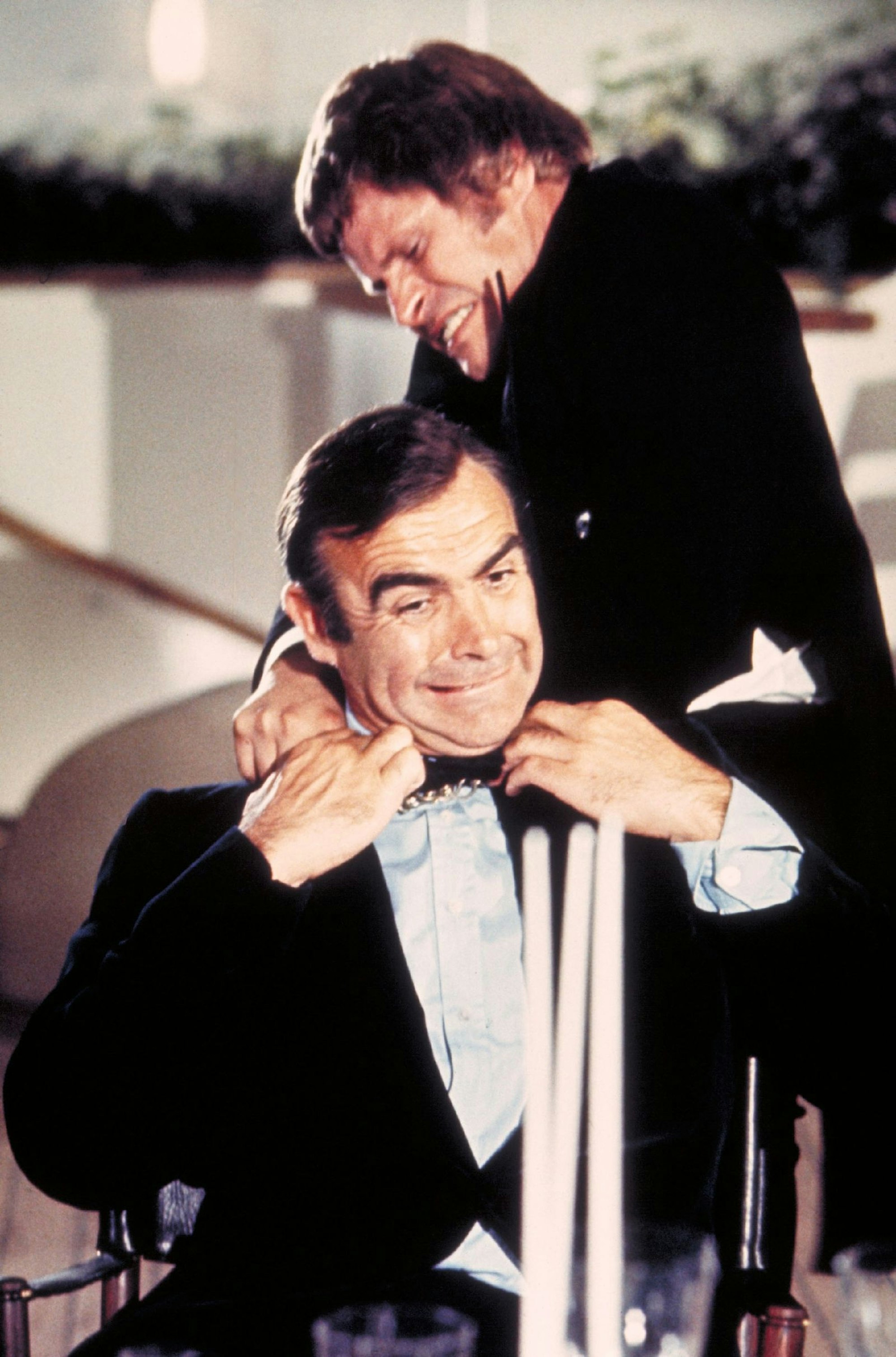 Mr. Wint (Bruce Glover, rechts), ein besonders hinterhältiger Killer, trachtet James Bond (Sean Connery) nach dem Leben. (Bild: RTL / 1971 Danjaq, LLC and Metro-Goldwyn-Mayer Studios Inc.)