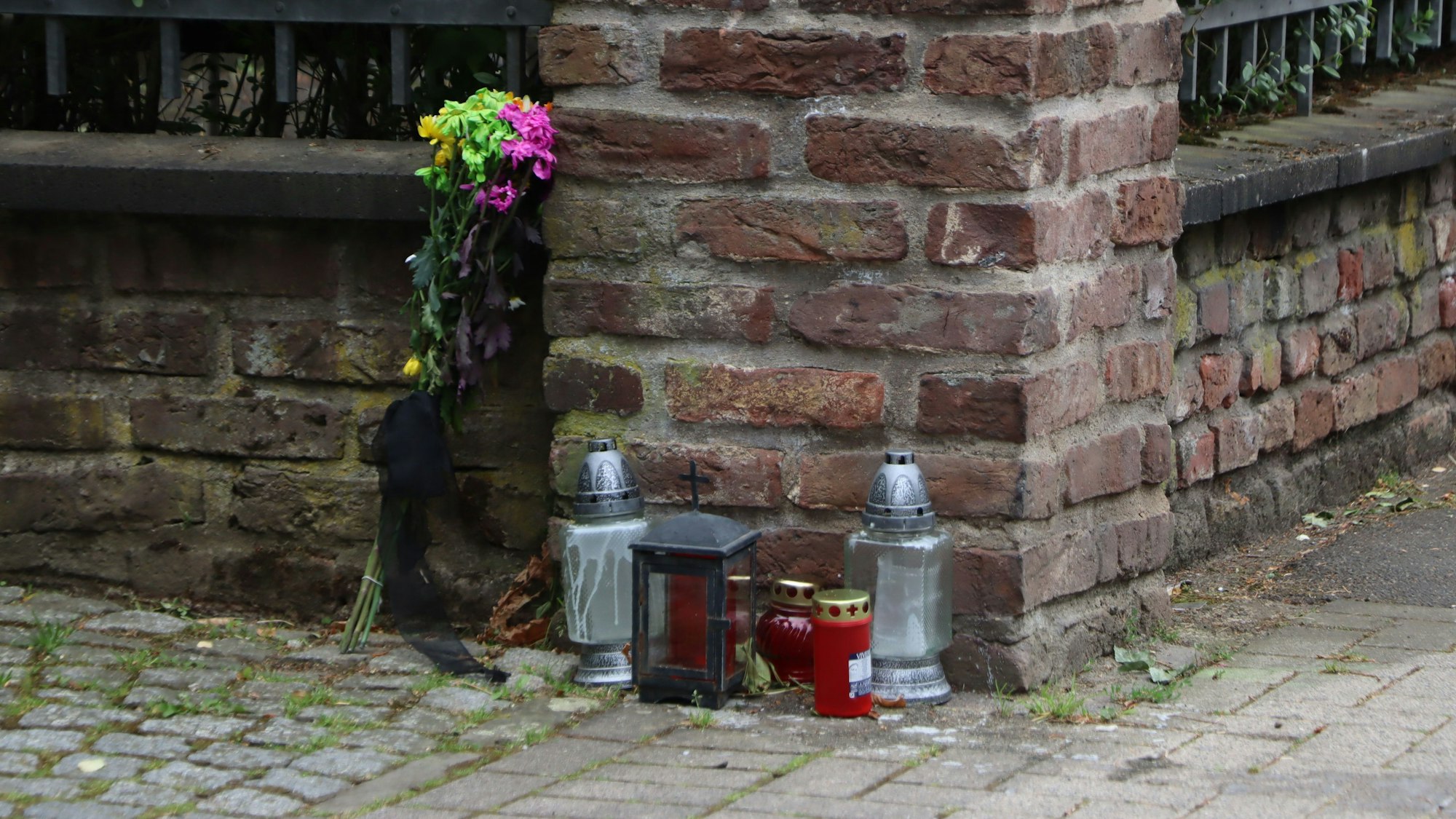 An der Unfallstelle waren Blumen und Kerzen aufgestellt worden.