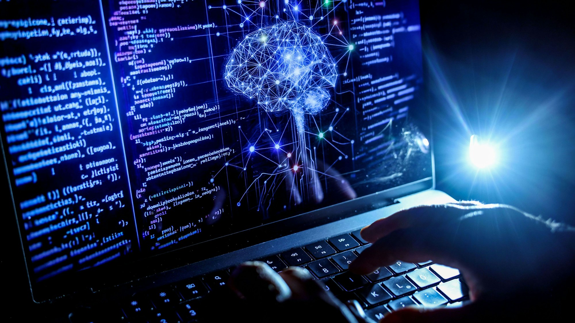 ILLUSTRATION - 17.05.2024, Nordrhein-Westfalen, Köln: Eine Person arbeitet am Rechner, auf dessen Bildschirm ein durch Künstliche Intelligenz generiertes Illustrationsbild mit Code verschiedener Programmiersprachen und einem neuronalen Netzwerk-Diagramm zu sehen ist. (zu dpa: «Welche Inhalte in Artikeln möglich sind») Foto: Oliver Berg/dpa +++ dpa-Bildfunk +++