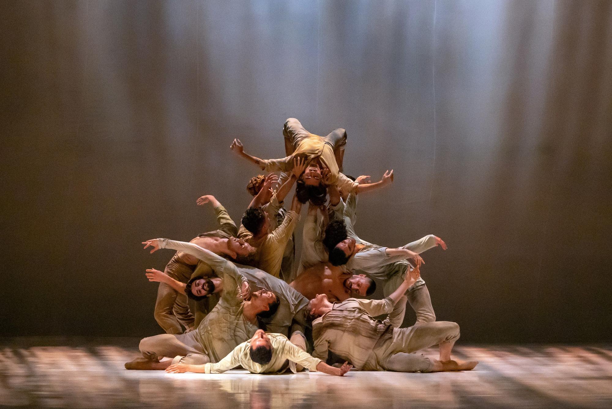 Das niederländische Ensemble „Introdans“ bringt unter dem Motto „Ode an die Widerstandsfähigkeit“ Choreografien von Sidi Larbi Cherkaoui auf die Bühne des Forums.