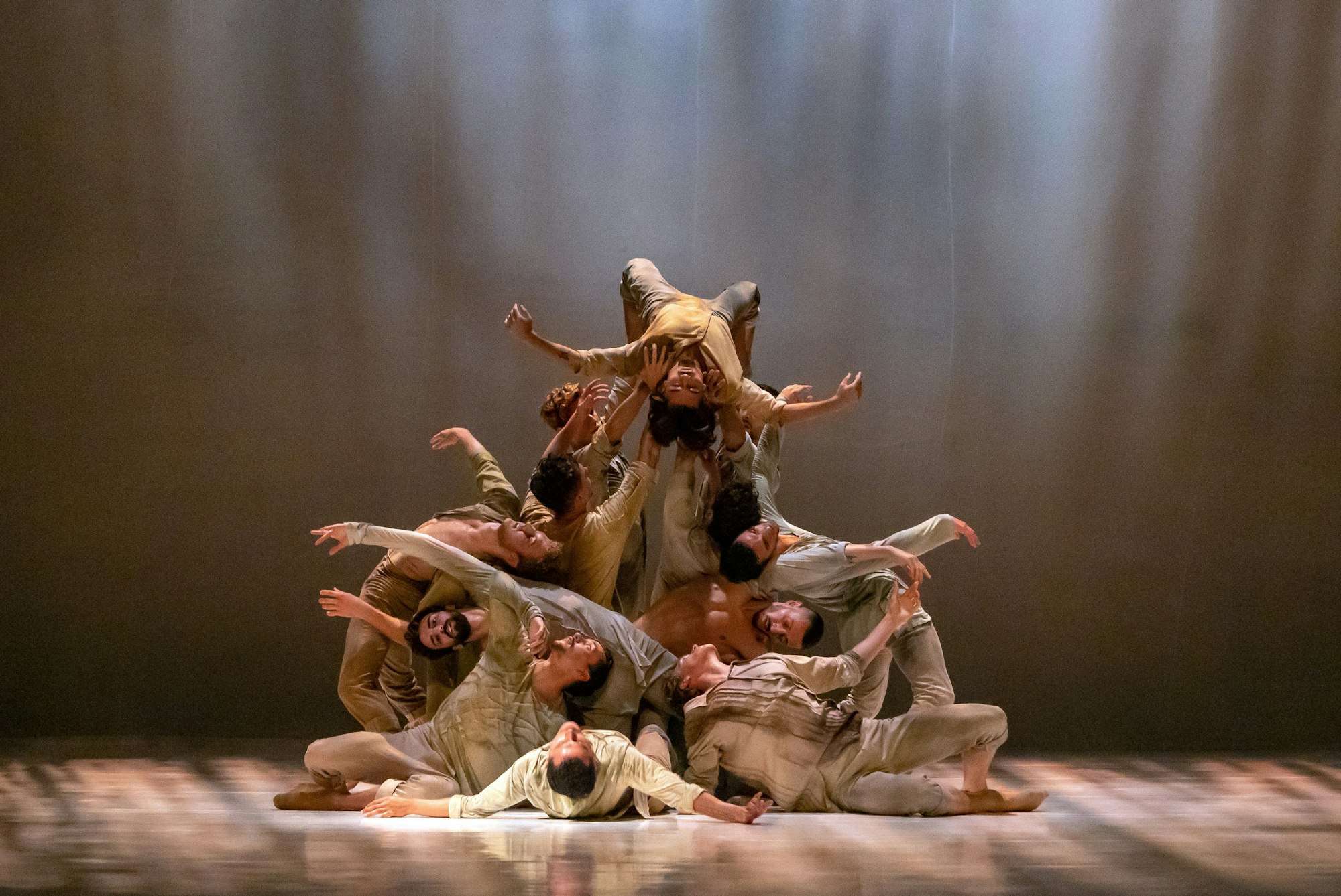 Das niederländische Ensemble „Introdans“ bringt unter dem Motto „Ode an die Widerstandsfähigkeit“ Choreografien von Sidi Larbi Cherkaoui auf die Bühne des Forums.