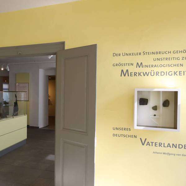Blick in gelb gestrichene Ausstellungsräume.