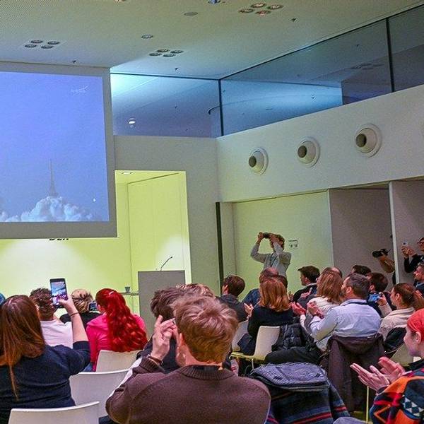 Mitarbeitende der Strahlenbiologie und Raumfahrtenthusiasten verfolgen am DLR in Köln-Porz den Nasa-Livestream vom Start der Artemis II Rakete.