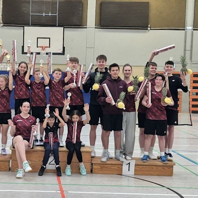 Die Jugendspieler des TV Kall haben sich mit Pokalen und Medaillen zum Gruppenbild aufgestellt.