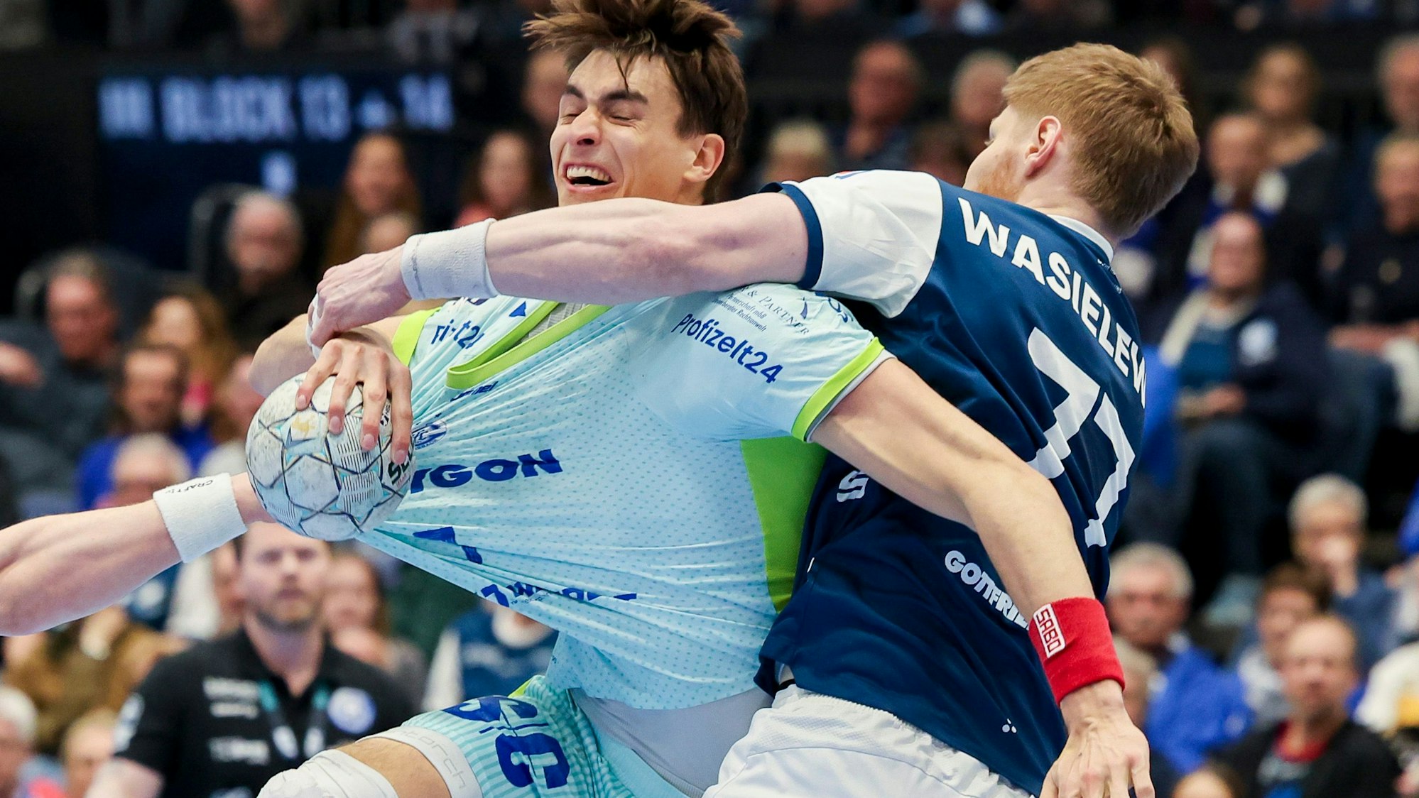 BHC-Spieler Johannes Wasielewsji versucht Julian Köster zu stoppen.