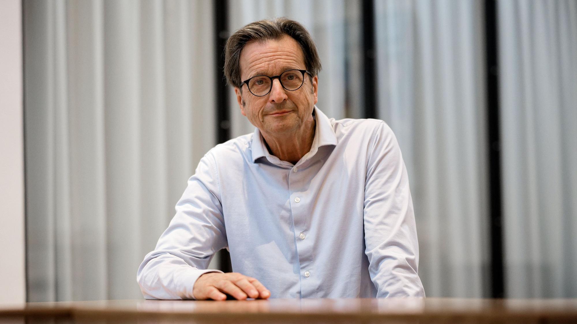 Rheingold-Gründer Stephan Grünewald sitzt bei einem Interview am Tisch.