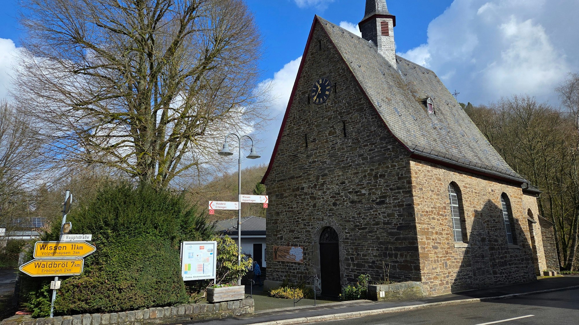 An der evangelischen Kirche beginnt in Morsbach-Holpe der neue Geschichtslehrpfad. Am Samstag, 25. April 2026, wird dieser offiziell eingeweiht.