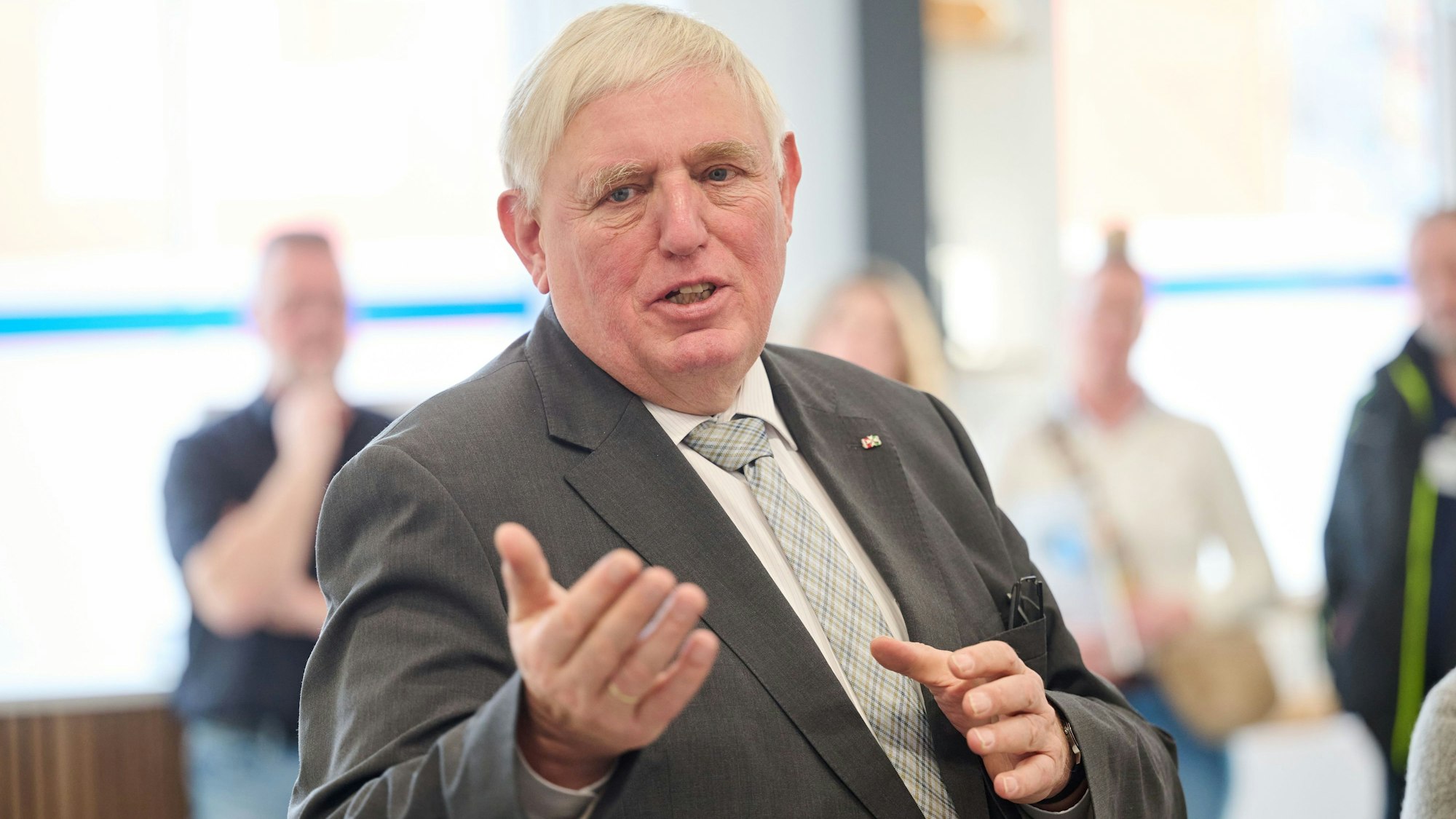 Karl-Josef Laumann, Landesgesundheitsminister in Nordrhein-Westfalen, spricht zu Journalisten.