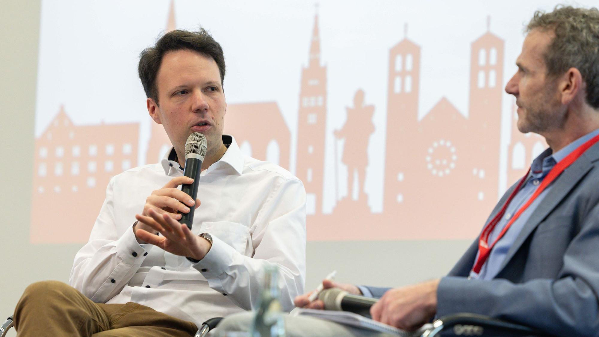 Professor Dr. Michael Seewald (links) im Gespräch mit Joachim Frank auf einer Tagung der Gesellschaft Katholischer Publizistinnen und Publizisten (GKP) am 20. März 2026 in Münster