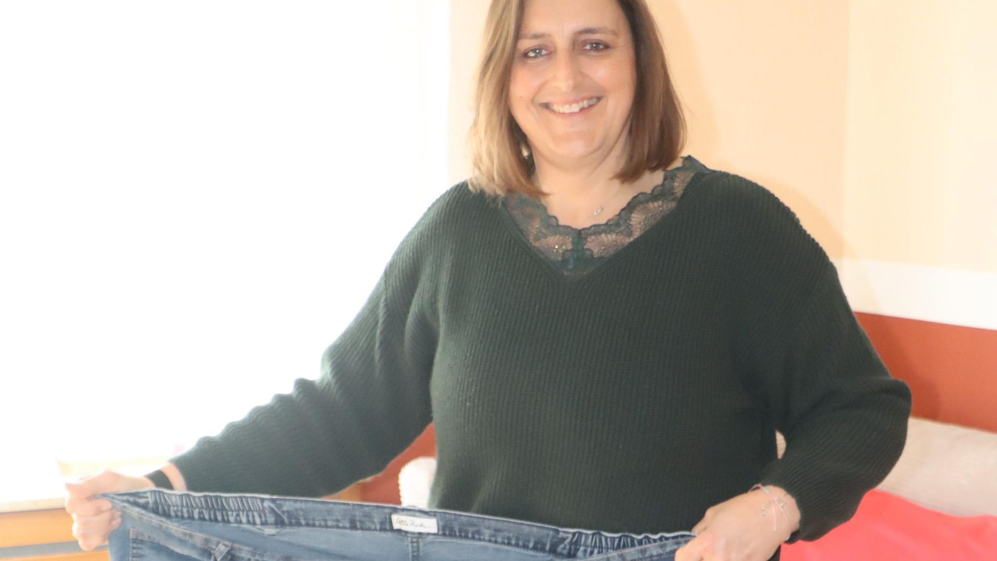 Eine Frau hält eine Hose.