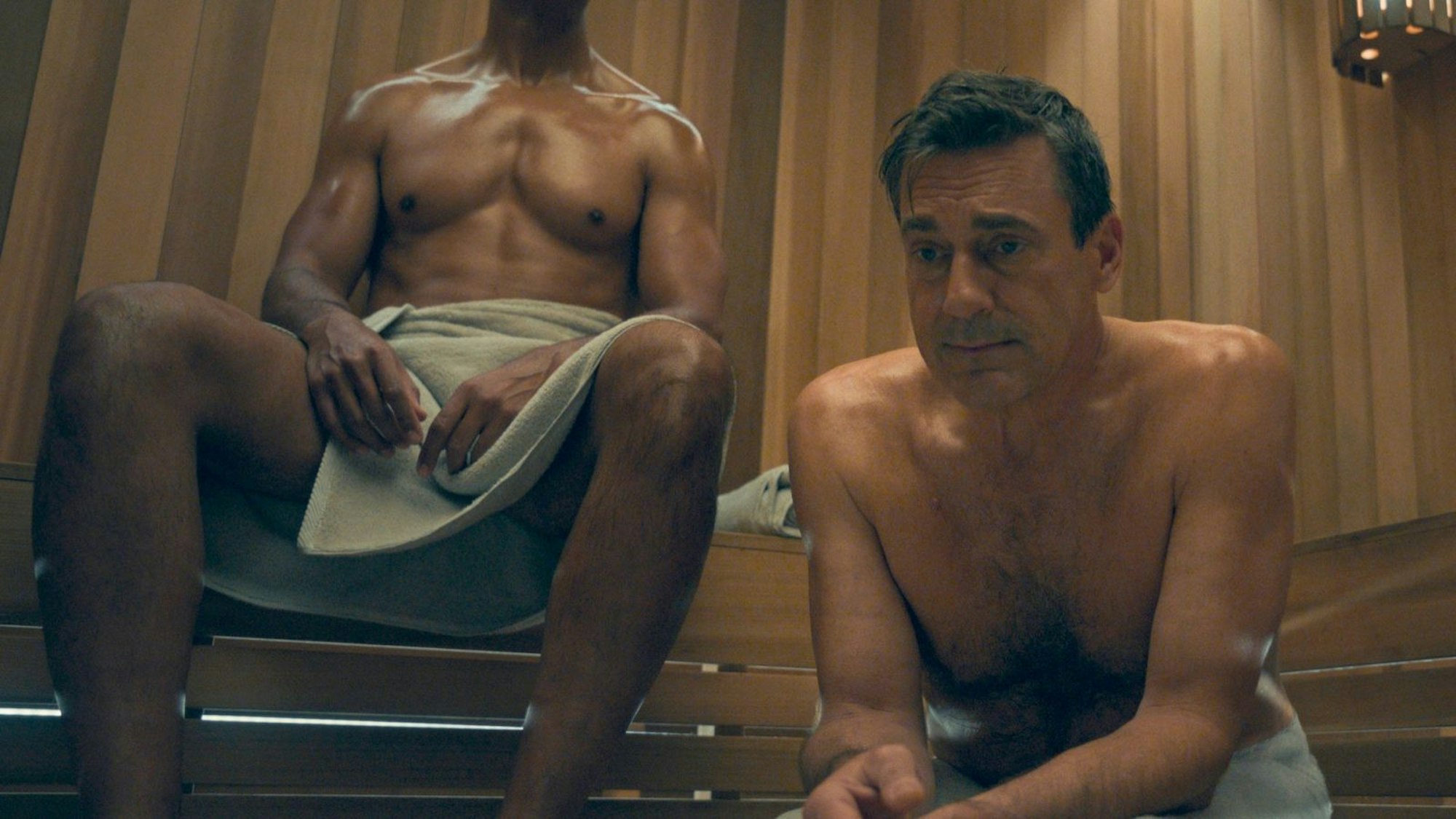 Coop (Jon Hamm) kommt nicht nur bei seinen Diebestouren ins Schwitzen, sondern auch beim Saunagang mit seinen Opfern. (Bild: Apple TV)