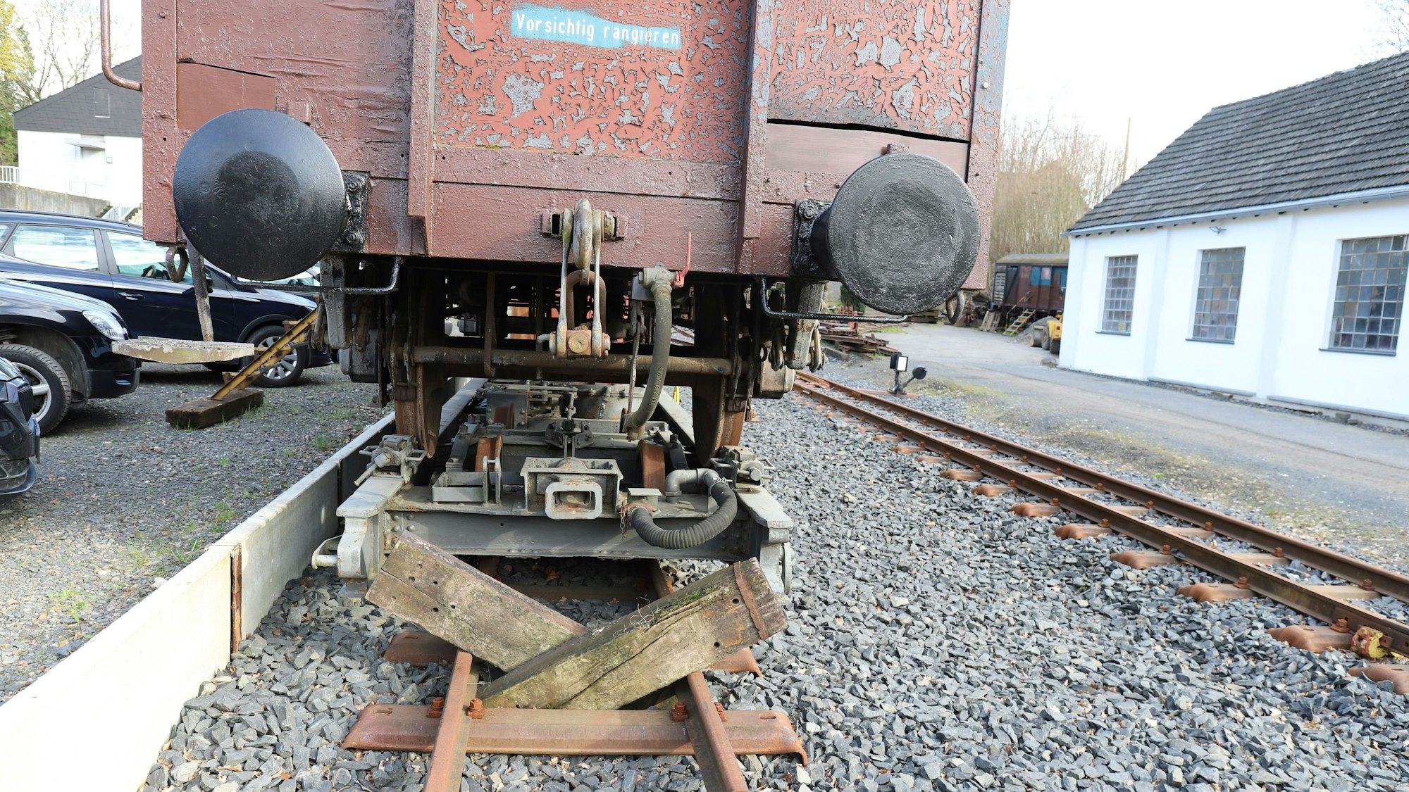 Auf einem Rollwagen wurden Güterwagen auf der Schmalspurstrecke transportiert.