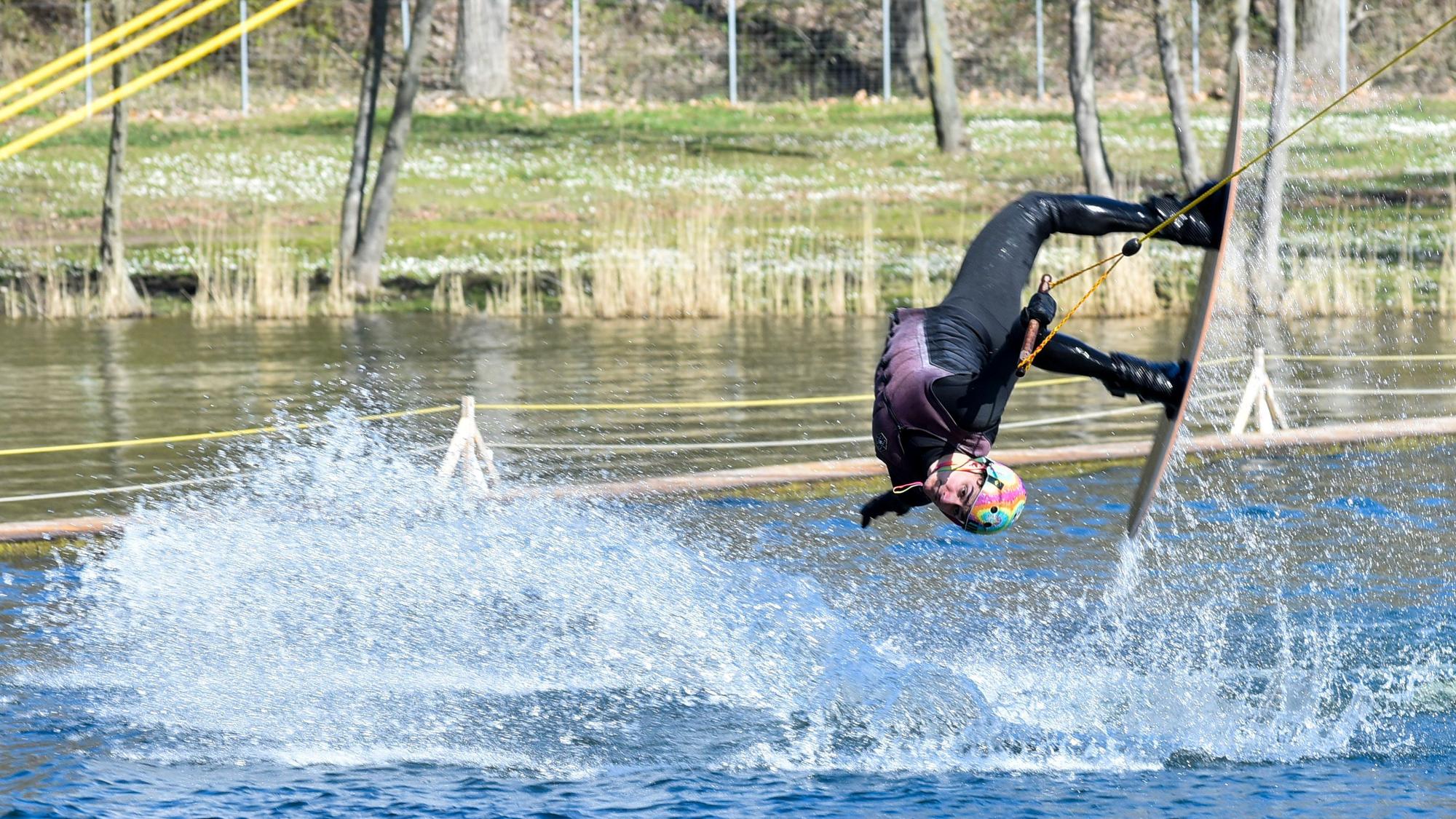 Das Foto zeigt einen Sportler, der Wakeboard fährt.