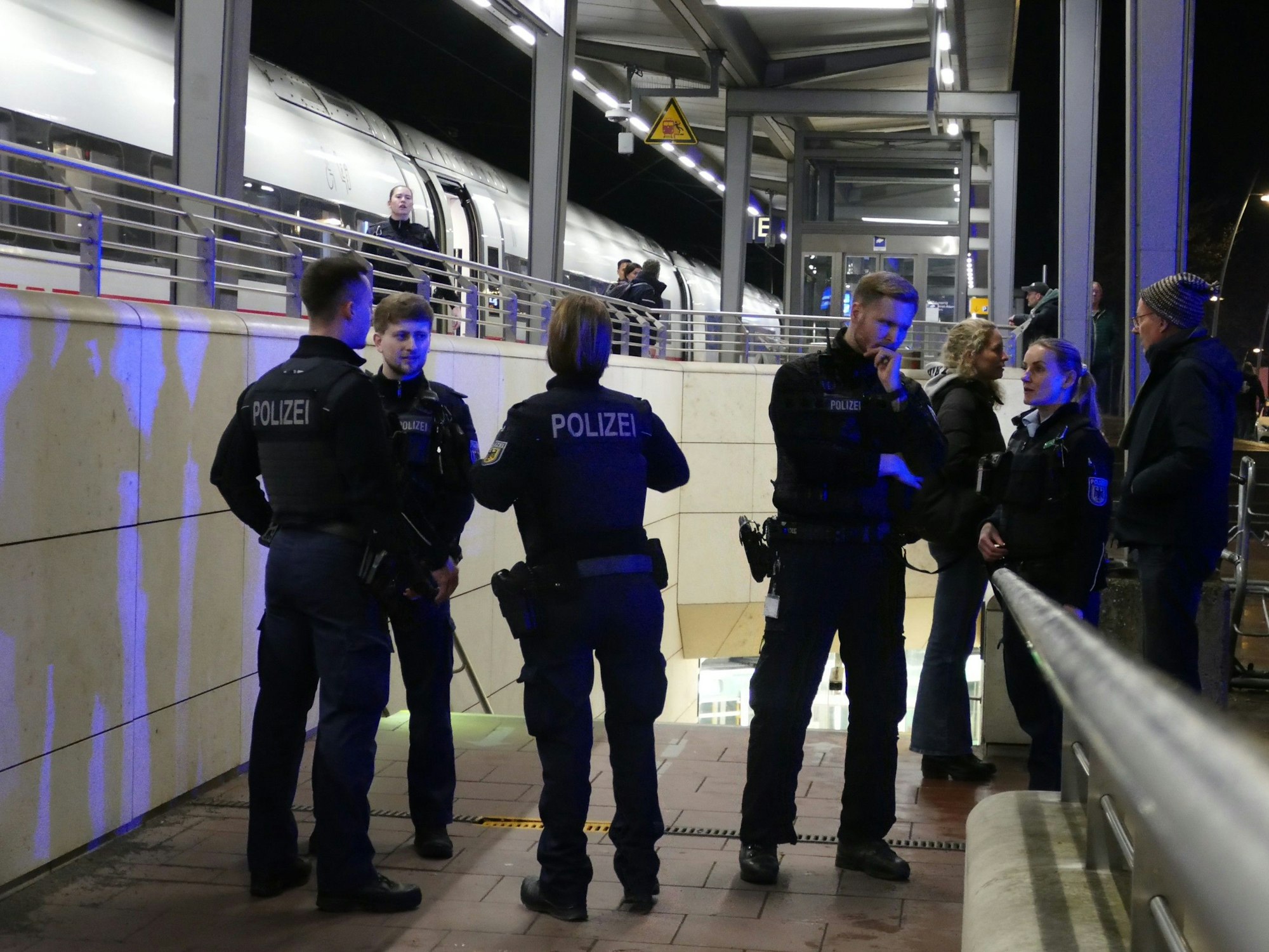 Polizeikräfte sicherten den Bahnhof.
