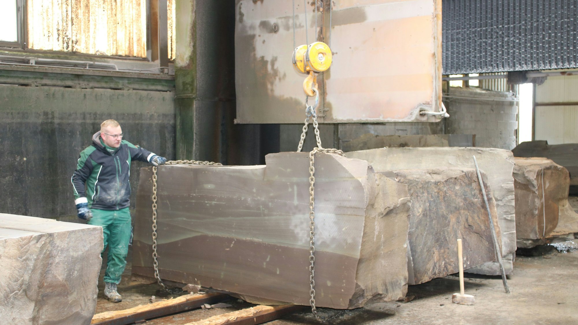 Ein Mann an einer Seilsäge.