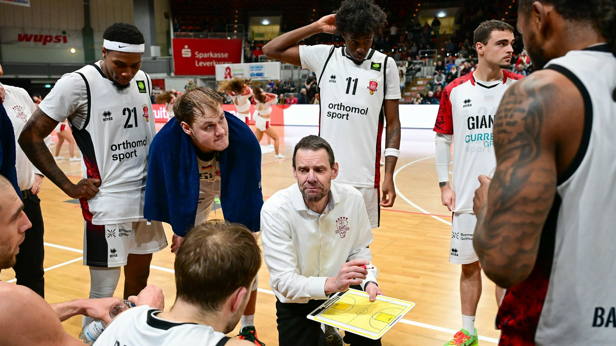 Mike Koch, Coach LEV 21. Spieltag, 2.Bundesliga Pro A, 46ers, Basketball, Basketball Saison 2025/2026, BBL, Deutschland, Bayer Giants Leverkusen - Giessen 46ers, Gießen in schwarz, Leverkusen in weiß, Herren *** Mike Koch, Coach LEV 21 Matchday, 2 Bundesliga Pro A, 46ers, Basketball, Basketball season 2025 2026, BBL, Germany, Bayer Giants Leverkusen Giessen 46ers, Giessen in black, Leverkusen in white, Men