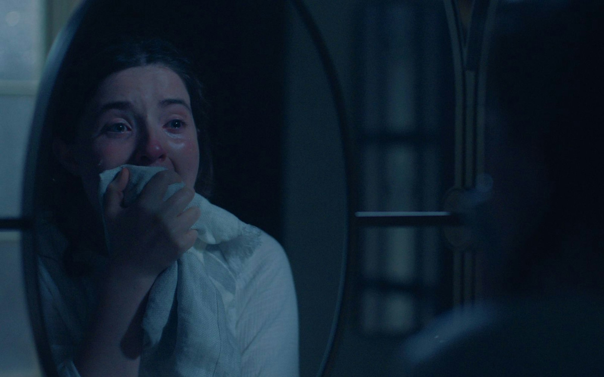 Daisy (Lucy Halliday) ist ein sogenanntes „Pearl Girl“ wie Konvertiten bezeichnet werden, die aus einem Land außerhalb Gileads kommt, sich aber für den Weg des streng religiösen Staates entschieden haben. Agnes soll sich um Daisy kümmern. (Bild: © Disney+ 2026)