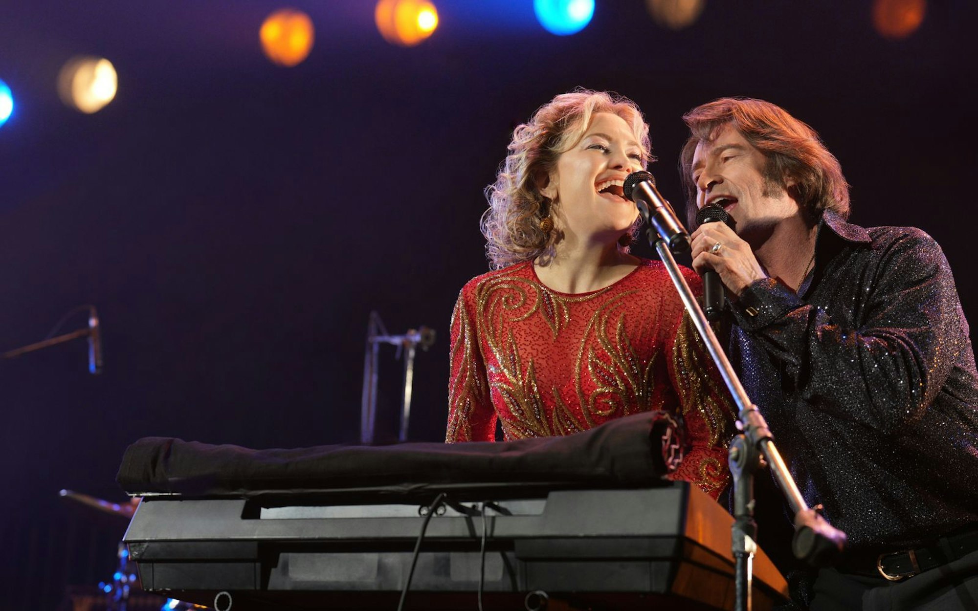 Claire (Kate Hudson) und Mike Sardina (Hugh Jackman) sind wie Blitz und Donner, sie gehören einfach zusammen: Als Neil-Diamond-Tribute-Band nennen sie sich Thunder & Lightning. (Bild: 2025 Focus Features, LLC./Sarah Shatz/Plaion Pictures/Universal)