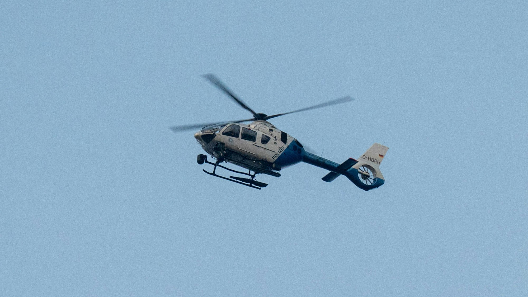 In Mönchengladbach ist ein Polizeihubschrauber zum Einsatz gekommen (Symbolbild).