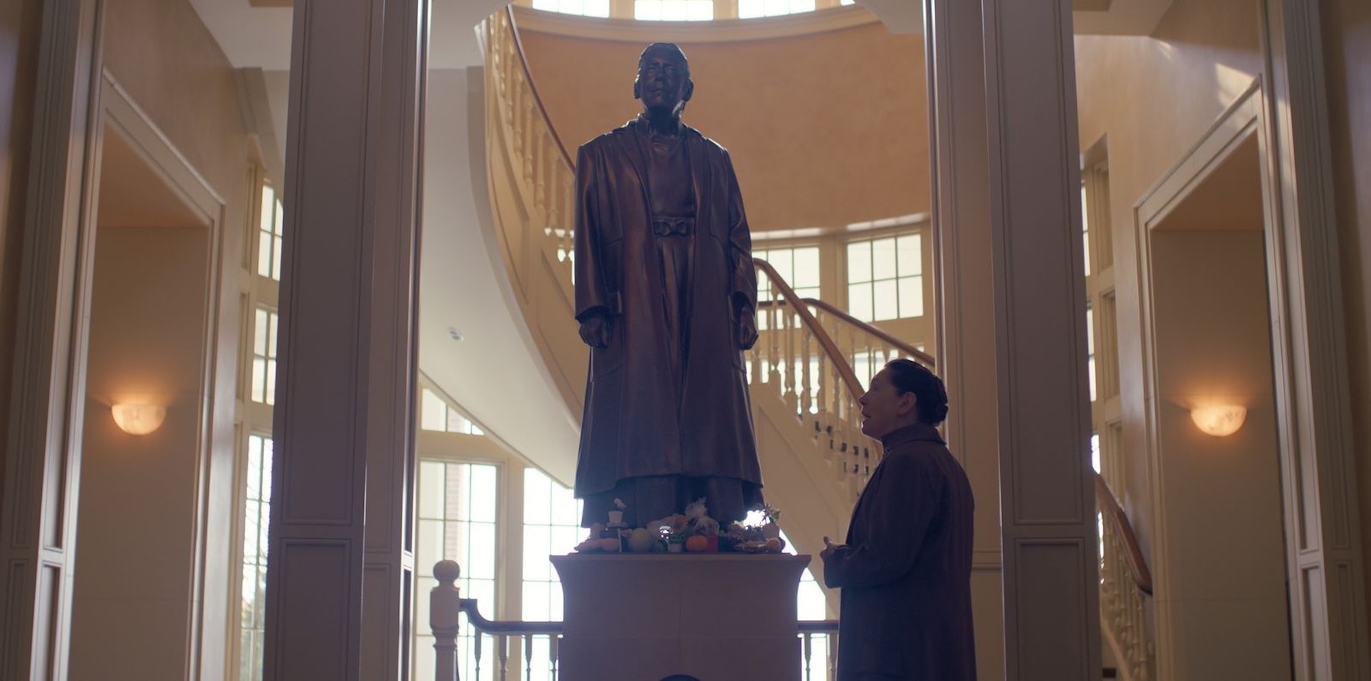 Gileads Top-Ausbilderin Aunt Lydia (Anne Dowd) darf sich in ihrer Schule für höhere Töchter über eine Statue von sich selbst freuen. (Bild: © Disney+ 2026)